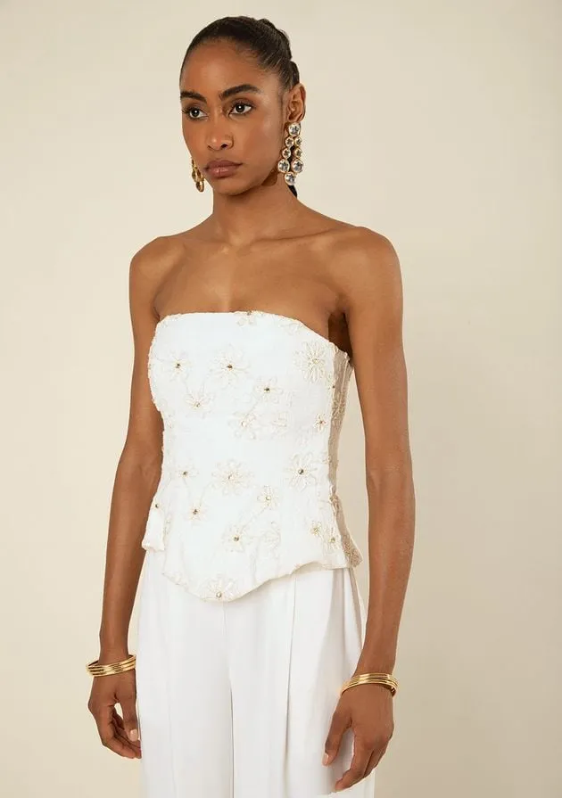 Detalhe do corset branco com bordado floral